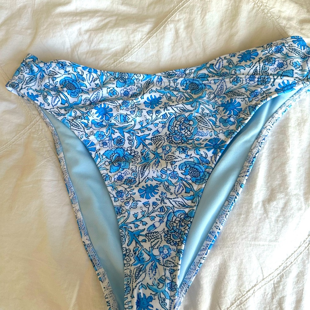 Hollister bikini bottom
M